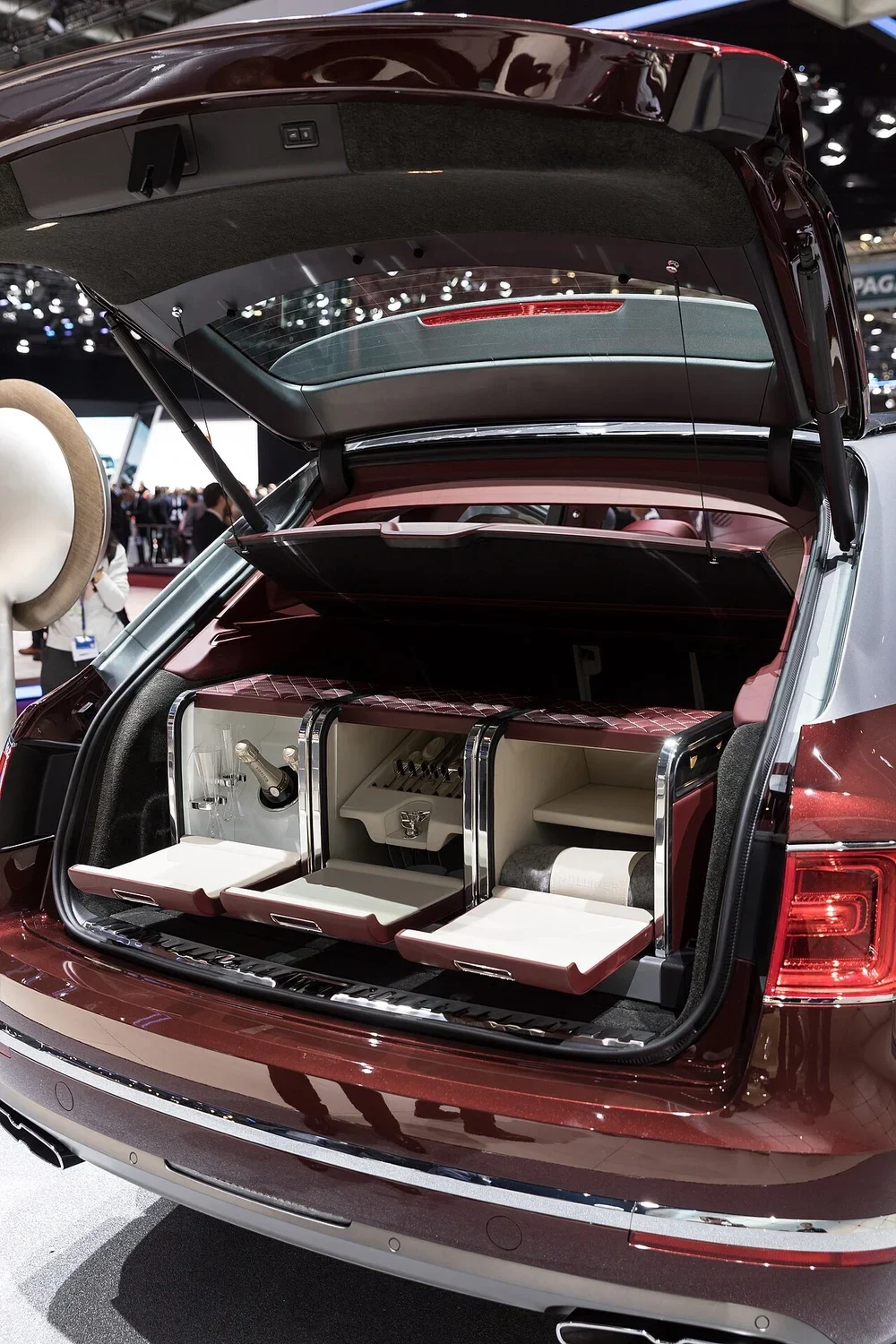 Baúl abierto de un auto familiar en una exposición